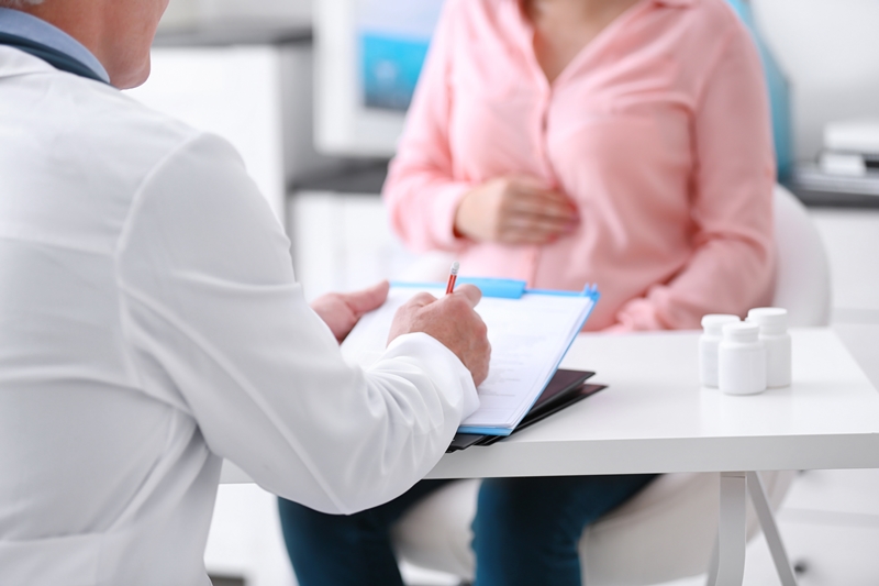 Refluxo causa azia e retorno de líquido ácido ou alimentos para a boca